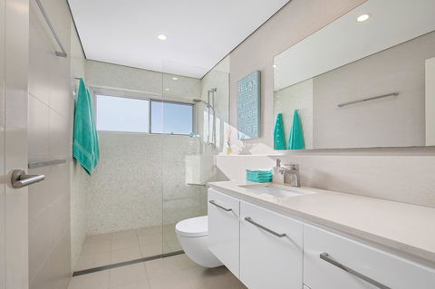 Beachfront Bliss - Sydneys Hotel 17
