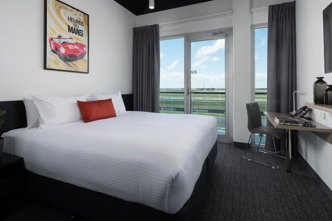 Rydges Pit Lane - Sydneys Hotel 31