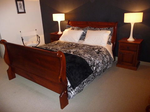 Country Bakehouse Accommodation - Sydneys Hotel 11