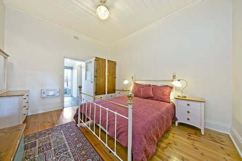 Vineyard Cottage BnB - Sydneys Hotel 2