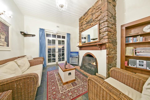 Vineyard Cottage BnB - Sydneys Hotel 3