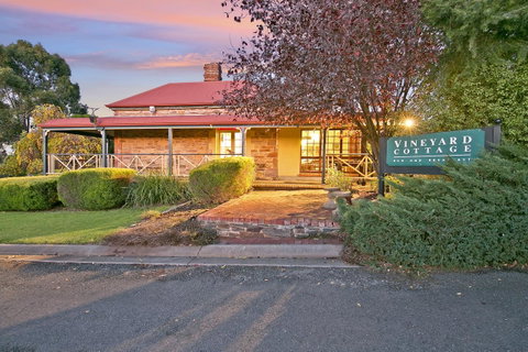 Vineyard Cottage BnB - Sydneys Hotel 8