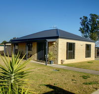 DBJ Holiday Units - Sydneys Hotel