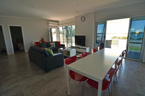 Beachview - Sydneys Hotel 6