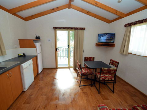 Echo Holiday Parks - Waikerie - Sydneys Hotel 44