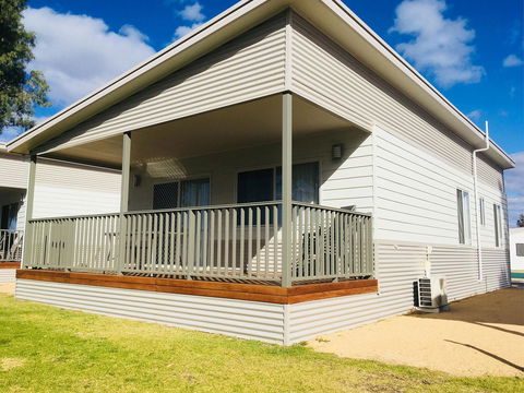 Echo Holiday Parks - Waikerie - Sydneys Hotel 11