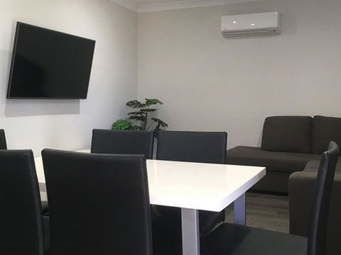 Echo Holiday Parks - Waikerie - Sydneys Hotel 16