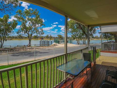 Echo Holiday Parks - Waikerie - Sydneys Hotel 2