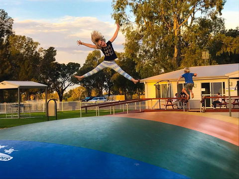 Echo Holiday Parks - Waikerie - Sydneys Hotel 8