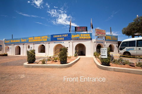 Radeka Downunder Underground Motel - Sydneys Hotel 0
