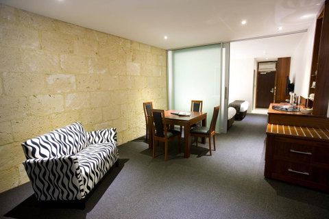 The Commodore - Sydneys Hotel 12