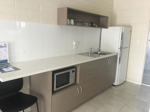 Victor Harbor City Inn - Sydneys Hotel 11