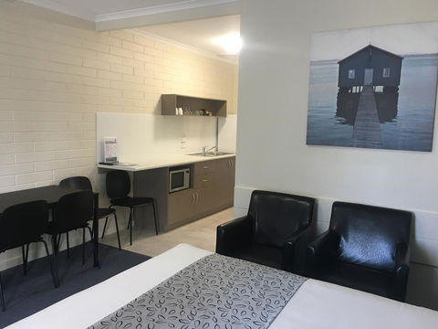 Victor Harbor City Inn - Sydneys Hotel 12