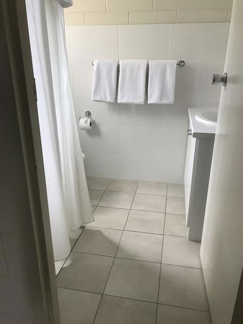 Victor Harbor City Inn - Sydneys Hotel 1
