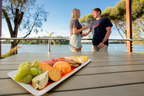 BIG4 Renmark Riverfront Holiday Park - Sydneys Hotel 6