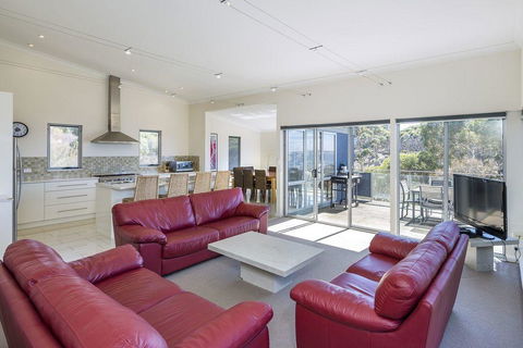 Saar River House - Sydneys Hotel 1