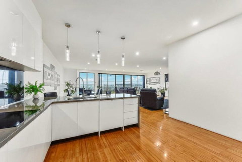 BENGALEE EXECUTIVE TOWNHOUSE- MODERN & STYLISH - Sydneys Hotel 7
