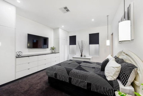 BENGALEE EXECUTIVE TOWNHOUSE- MODERN & STYLISH - Sydneys Hotel 11