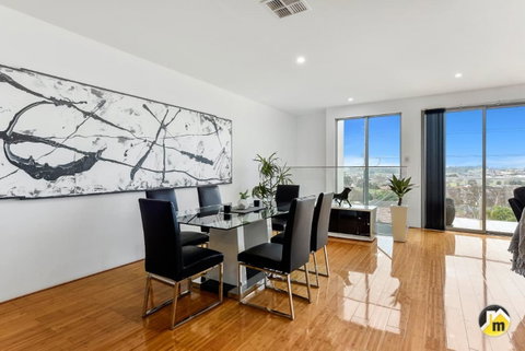 BENGALEE EXECUTIVE TOWNHOUSE- MODERN & STYLISH - Sydneys Hotel 13