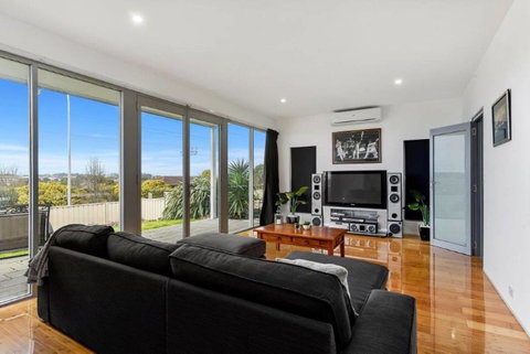 BENGALEE EXECUTIVE TOWNHOUSE- MODERN & STYLISH - Sydneys Hotel 6