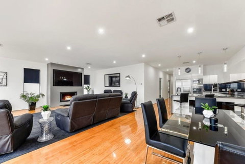 BENGALEE EXECUTIVE TOWNHOUSE- MODERN & STYLISH - Sydneys Hotel 3