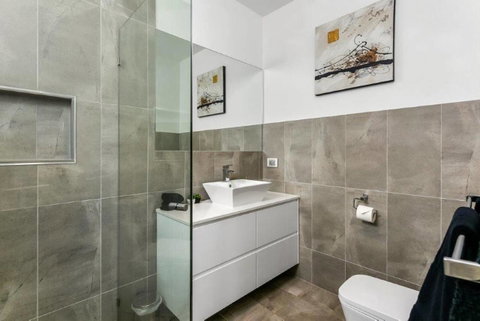 BENGALEE EXECUTIVE TOWNHOUSE- MODERN & STYLISH - Sydneys Hotel 14