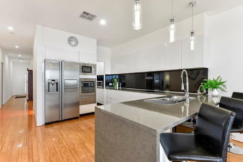 BENGALEE EXECUTIVE TOWNHOUSE- MODERN & STYLISH - Sydneys Hotel 4
