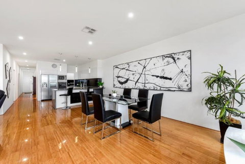 BENGALEE EXECUTIVE TOWNHOUSE- MODERN & STYLISH - Sydneys Hotel 12