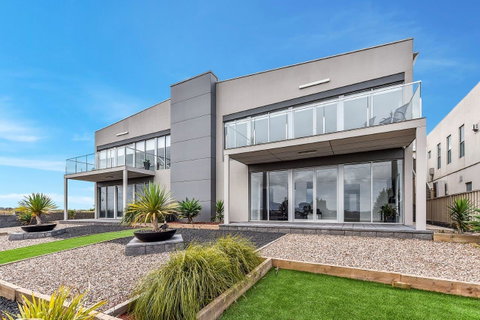 BENGALEE EXECUTIVE TOWNHOUSE- MODERN & STYLISH - Sydneys Hotel 1