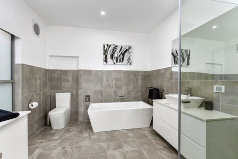 BENGALEE EXECUTIVE TOWNHOUSE- MODERN & STYLISH - Sydneys Hotel 8