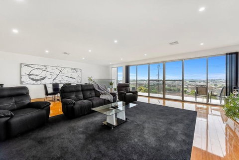 BENGALEE EXECUTIVE TOWNHOUSE- MODERN & STYLISH - Sydneys Hotel 0