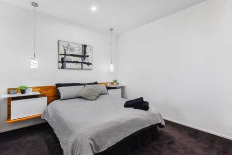 BENGALEE EXECUTIVE TOWNHOUSE- MODERN & STYLISH - Sydneys Hotel 9