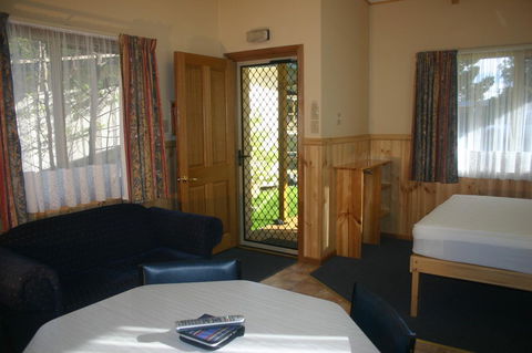Millicent Hillview Caravan Park - Sydneys Hotel 25