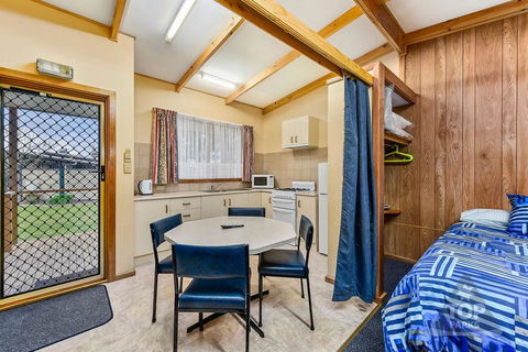 Millicent Hillview Caravan Park - Sydneys Hotel 19