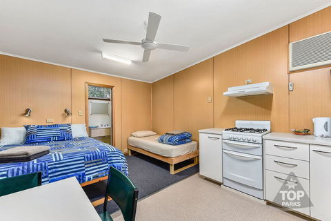 Millicent Hillview Caravan Park - Sydneys Hotel 11