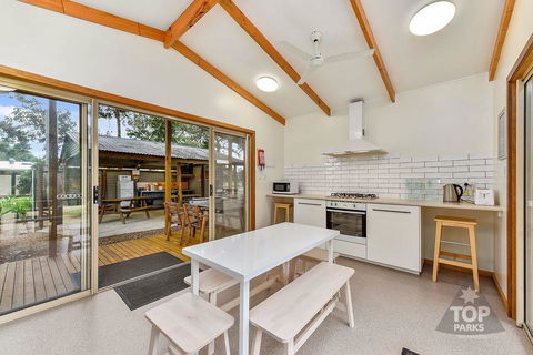 Millicent Hillview Caravan Park - Sydneys Hotel 21