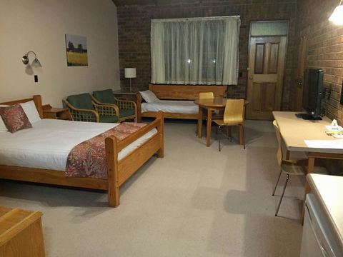 Coonawarra Place Motor Inn - Sydneys Hotel 1