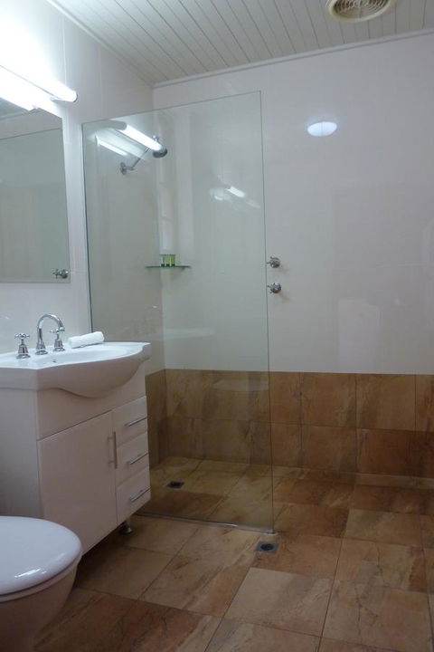 Coonawarra Place Motor Inn - Sydneys Hotel 13