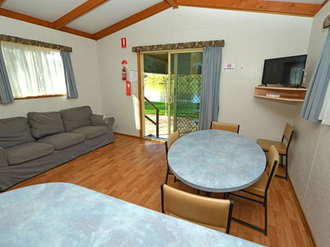 Echo Holiday Parks - Renmark - Sydneys Hotel 17