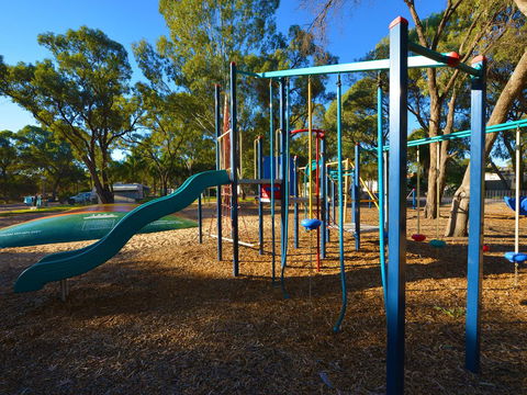 Echo Holiday Parks - Renmark - Sydneys Hotel 8