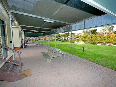 Echo Holiday Parks - Renmark - Sydneys Hotel 22