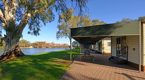 Echo Holiday Parks - Renmark - Sydneys Hotel 13
