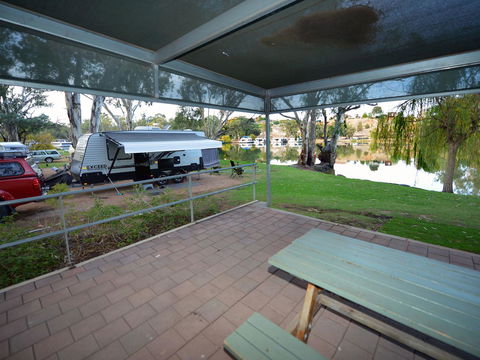 Echo Holiday Parks - Renmark - Sydneys Hotel 42