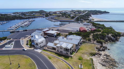 Robe Marina Accommodation - Sydneys Hotel 0