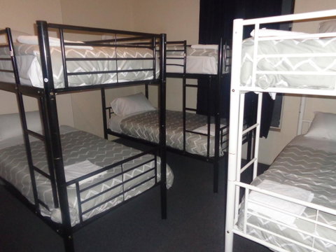 Adelaide Backpackers And Travellers Inn - Sydneys Hotel 1