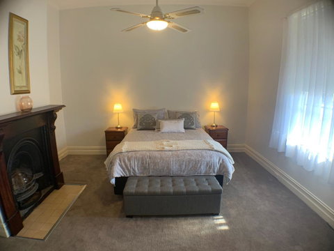 On Gilbert - Sydneys Hotel 8