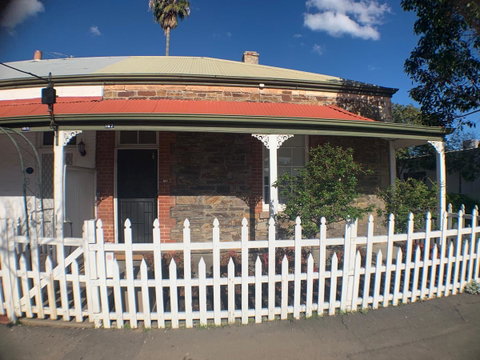 On Gilbert - Sydneys Hotel 2