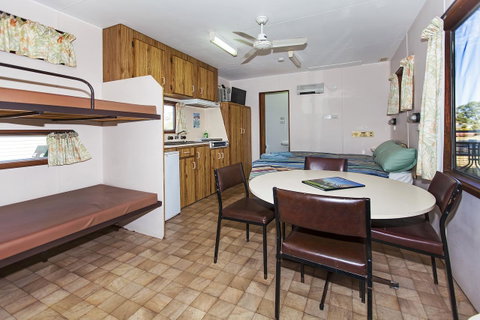 Echo Holiday Parks - Naracoorte - Sydneys Hotel 1