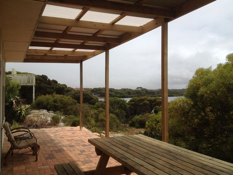 Camelot - Sydneys Hotel 0