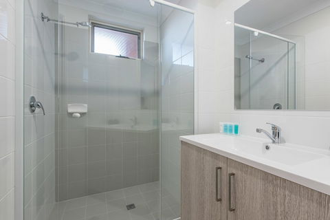 Jurien Bay Motel Apartments - Sydneys Hotel 11